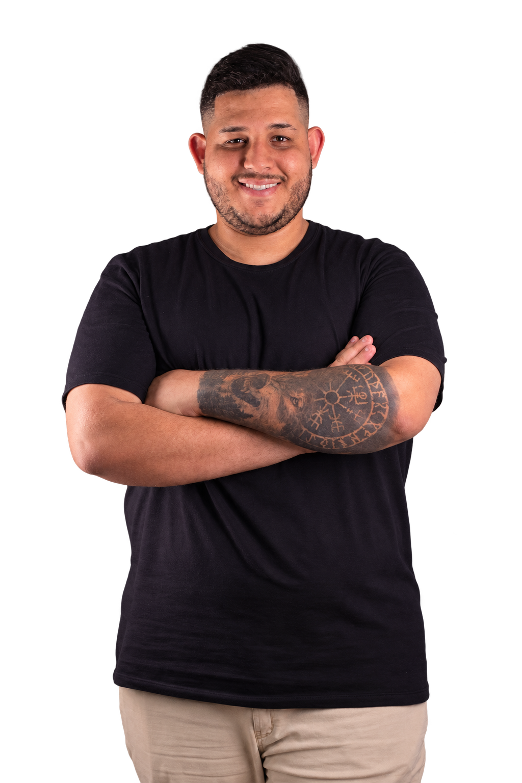 Jr Silva, fundador da Explosion Mídias, de braços cruzados